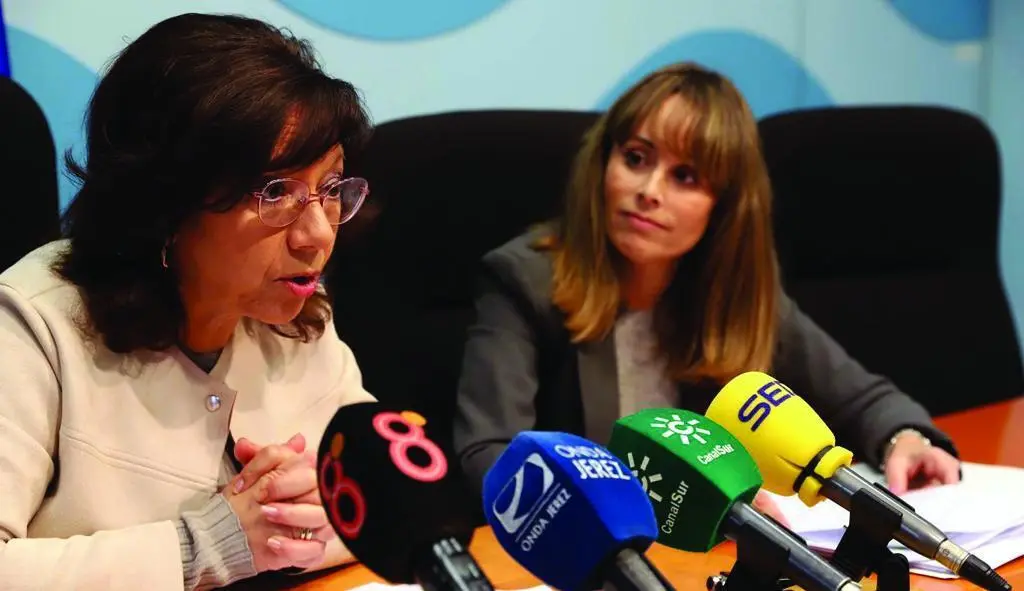 La delegada de Acci&oacute;n Social y la gerente de Emuvijesa.  - Viva Jerez