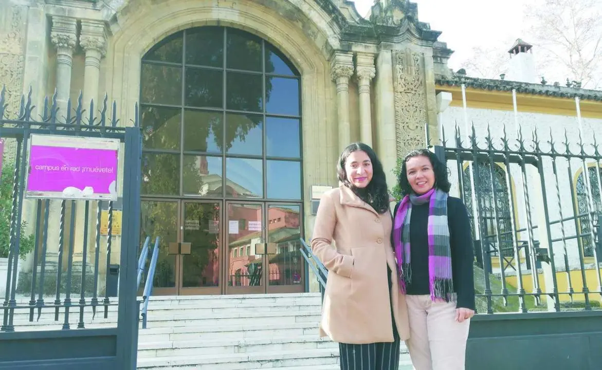 Mar&iacute;a Alejandra y Alma, en la puerta del Pabell&oacute;n de Uruguay. - CMG
