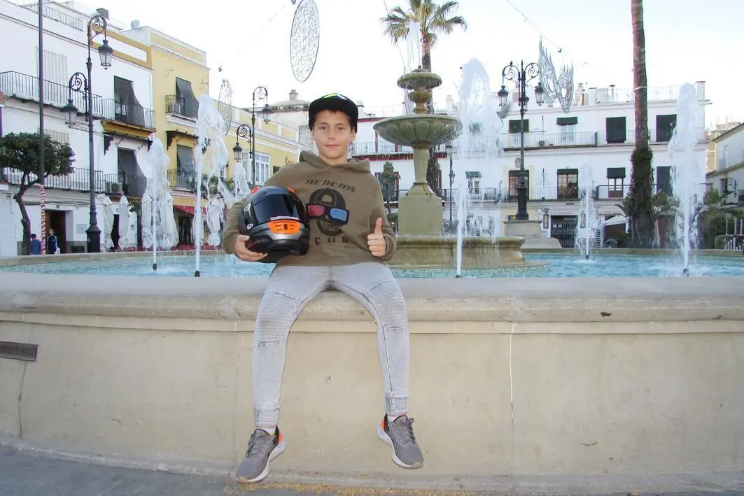Iv&aacute;n Fern&aacute;ndez con su inseparable casco en la Plaza del Cabildo - Ra&uacute;l J. Bustillos