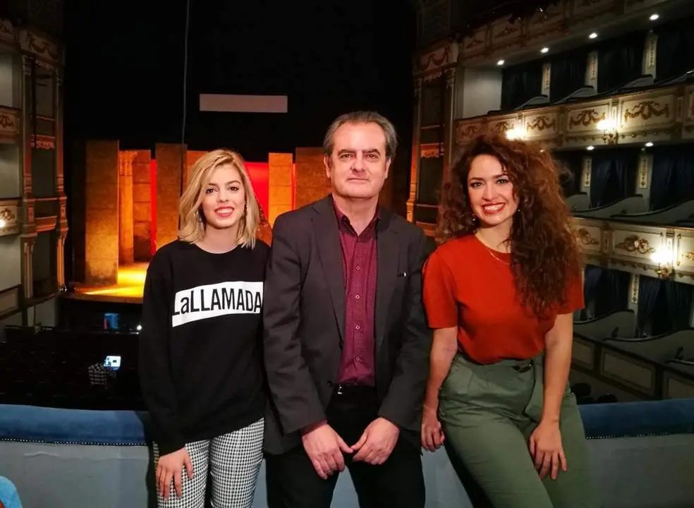 nerea rodr&iacute;guez y Erika Bleda dos de las protagonistas, y Juan Antonio Vigar, director-gerente del Teatro Cervantes. - teatro cervantes