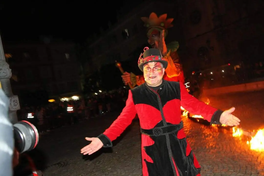 El Dios Momo ardi&oacute; tras ser &ldquo;el rey de todos los febreros&rdquo;