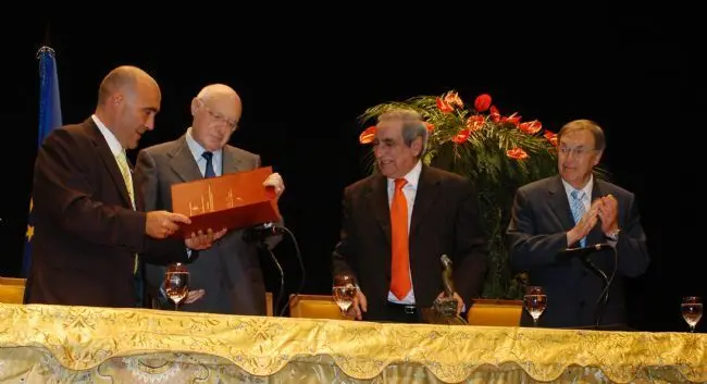 Manuel Mar&iacute;a de Bernardo, alcalde de San Fernando, junto a Jos&eacute; Pedro P&eacute;rez Llorca, Jordi Sol&eacute; Tura y Gabriel Cisneros. - Atienza