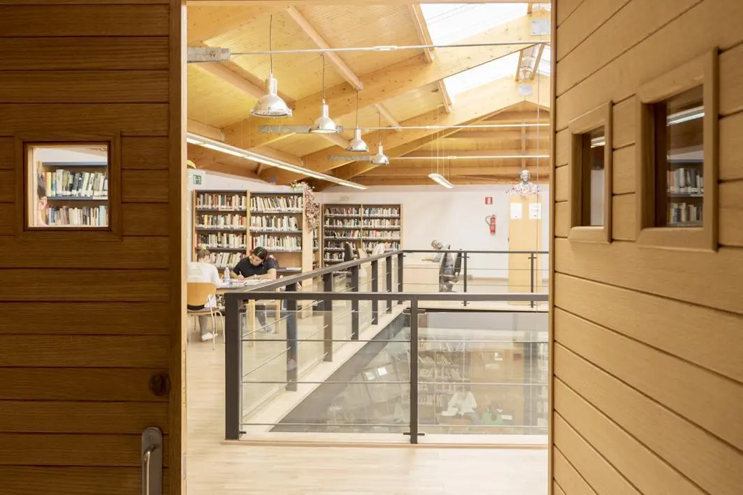 Interior de la Biblioteca Municipal Rafael Pablos - A. I.