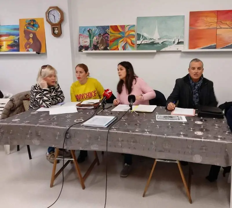 Imagen de archivo de una reuni&oacute;n de la ya constituida Asociaci&oacute;n por su Semana Santa y por su Patrimonio cultural. - vm