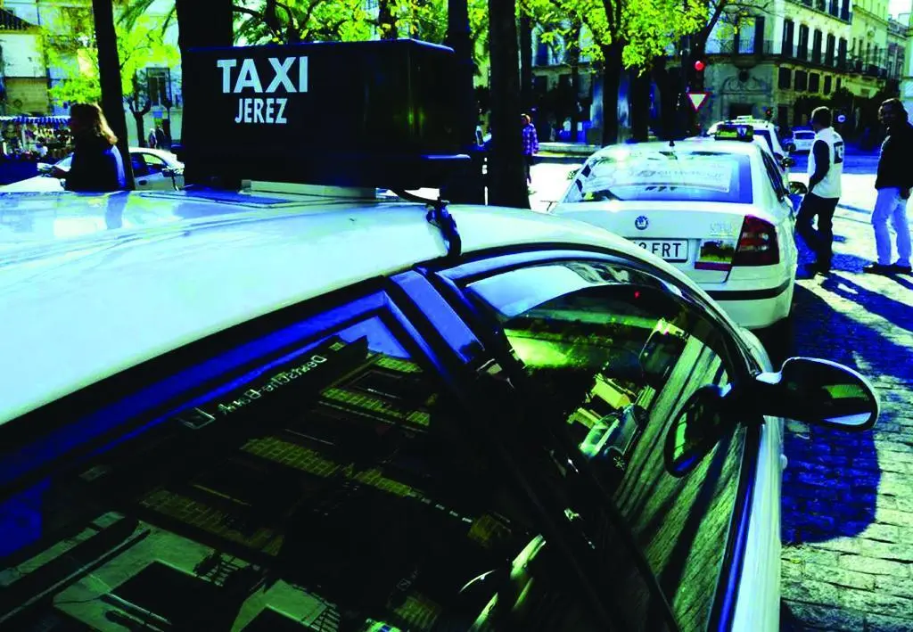 Taxistas en la parada de la Alameda Cristina.  - Viva Jerez