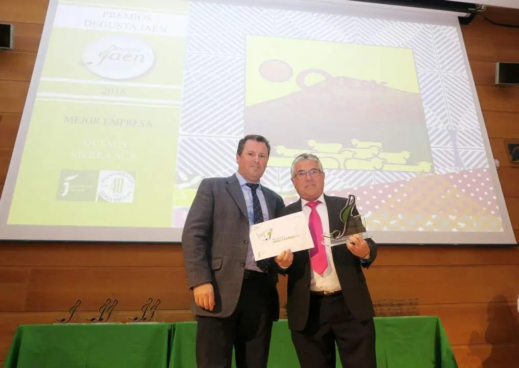 Isidro Ib&aacute;&ntilde;ez recoge el premio Degusta Ja&eacute;n a la mejor empresa.  - D.P.