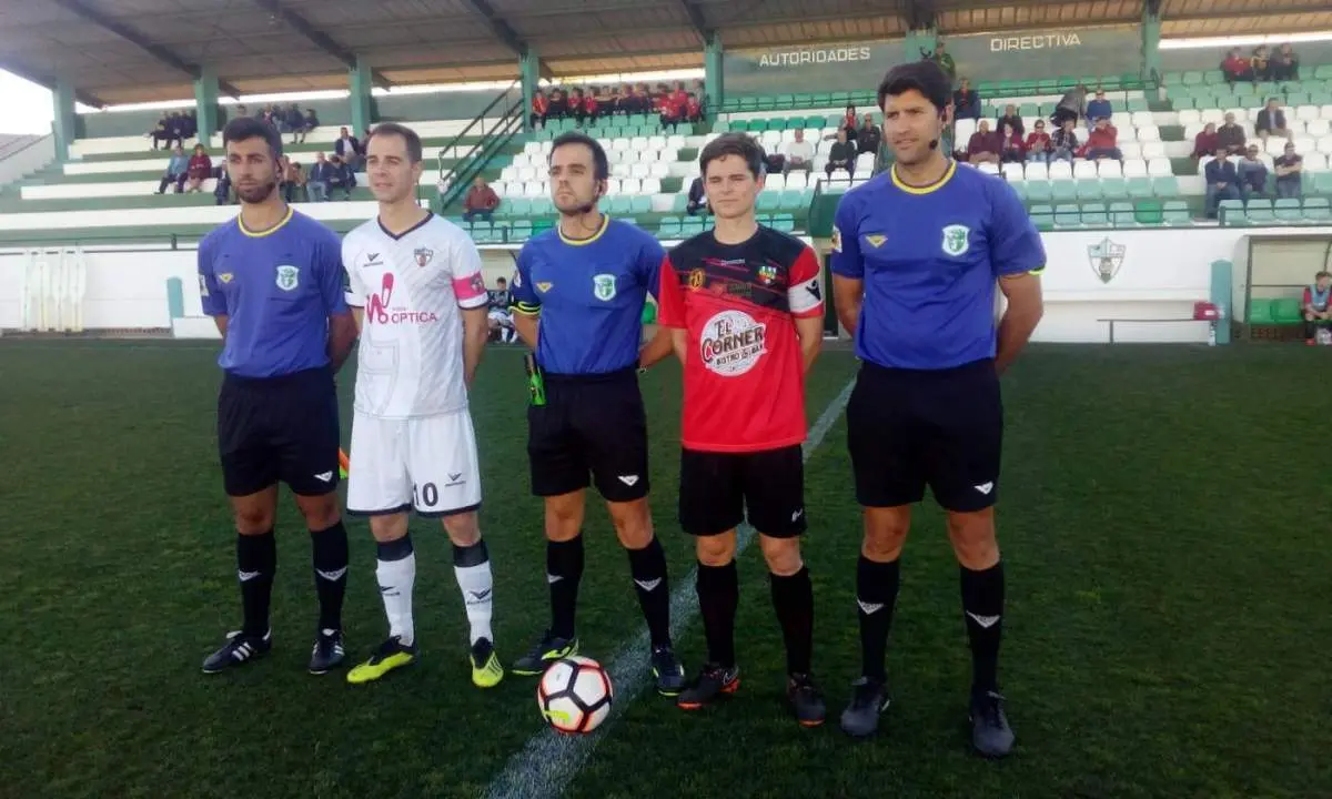Los capitanes de ambos equipos junto al tr&iacute;o arbitral. - Viva Rota