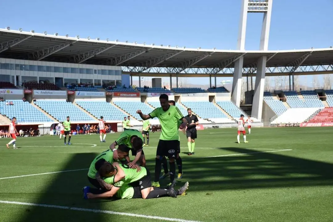Los jugadores del Recre celebran un gol. - TENOR