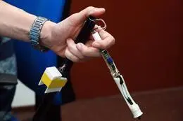 bast&oacute;n mecanizado con licencia abierta. - uma