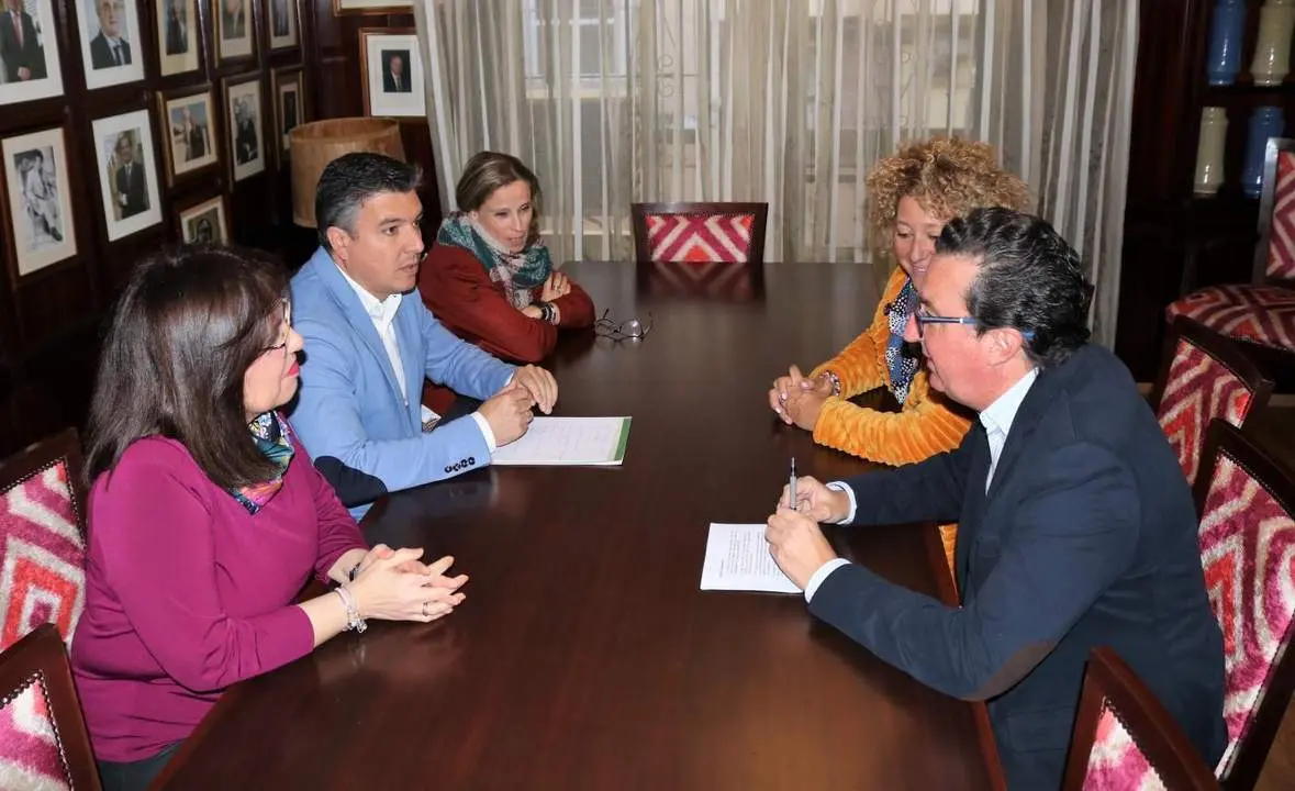 Reuni&oacute;n entre el PP y el Colegio de Farmac&eacute;uticos. - VH