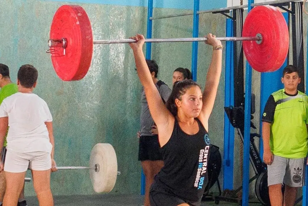Aitana Climent en uno de los levantamientos en un entrenamiento - A. I.