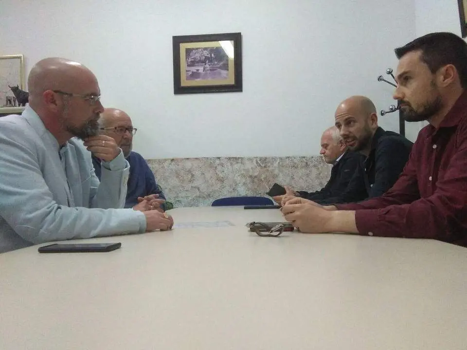 Reuni&oacute;n mantenida con integrantes la asociaci&oacute;n vecinal Campo de la Aviaci&oacute;n. - 