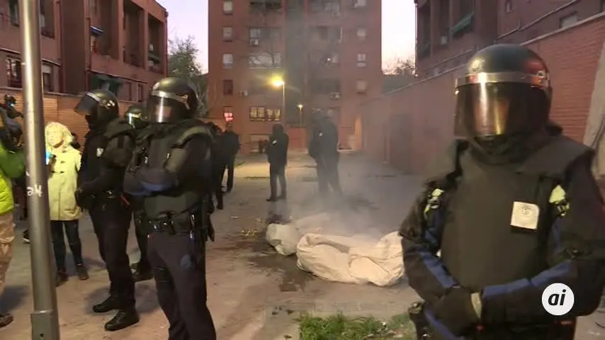 Enfrentamientos entre los antidisturbios y los vecinos de Vallecas