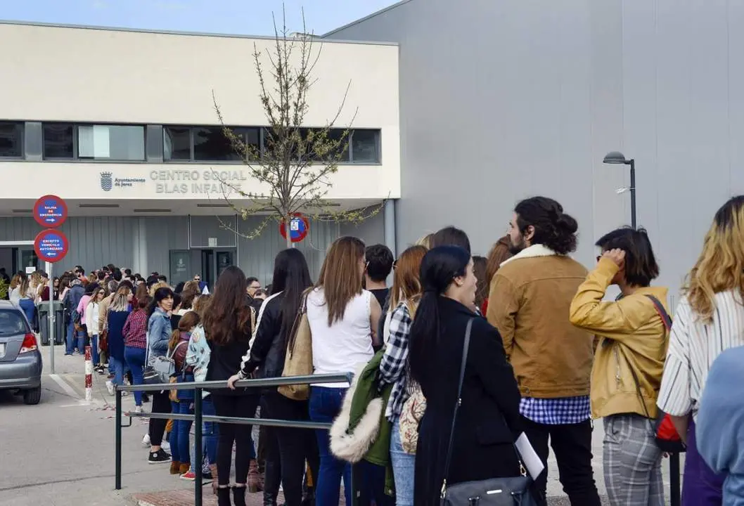 Colas para participar en el casting de 'El verano que vivimos'