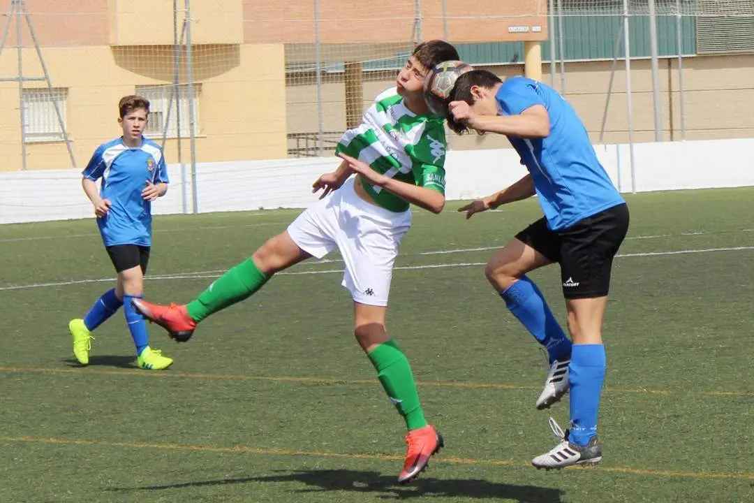 Bal&oacute;n dividido entre un jugador de cada equipo - Ra&uacute;l J. Bustillos