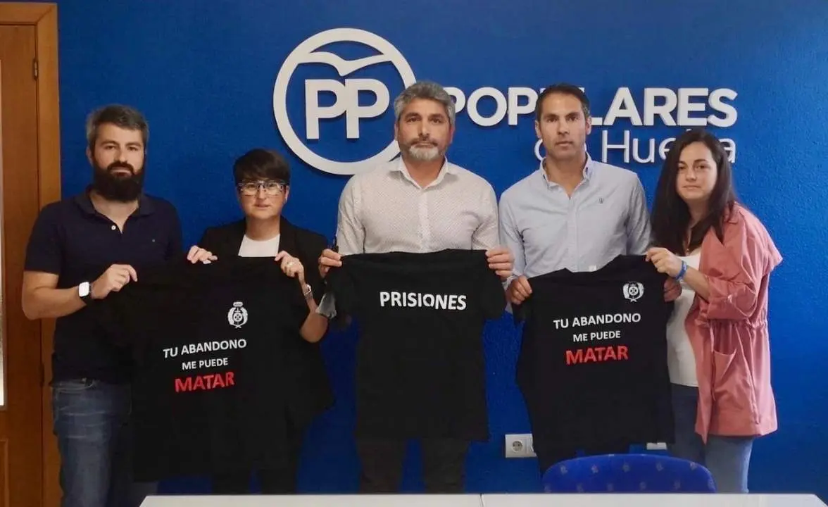 Juan Jos&eacute; Cort&eacute;s con integrantes de 'Tu abandono me puede matar'. - VH