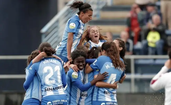 Las jugadoras blanquiazules celebran unos de los goles ante el Fundaci&oacute;n Albacete. - M&Aacute;LAGA CF