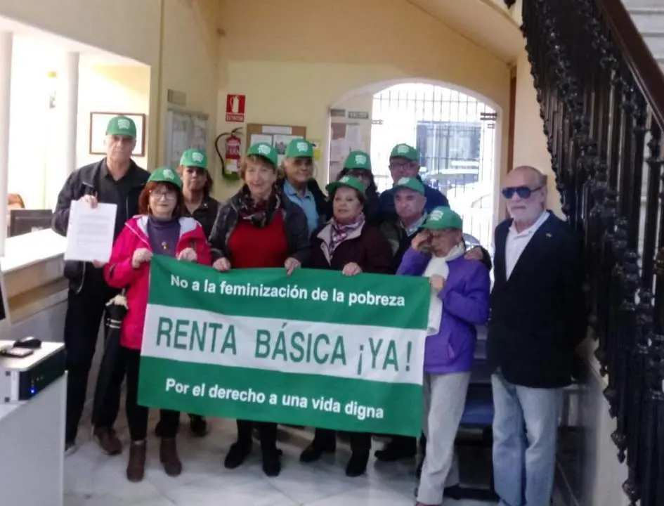 El colectivo Renta B&aacute;sica Ya presentando ayer el tercer escrito en la Delegaci&oacute;n de la Junta. - olmedilla
