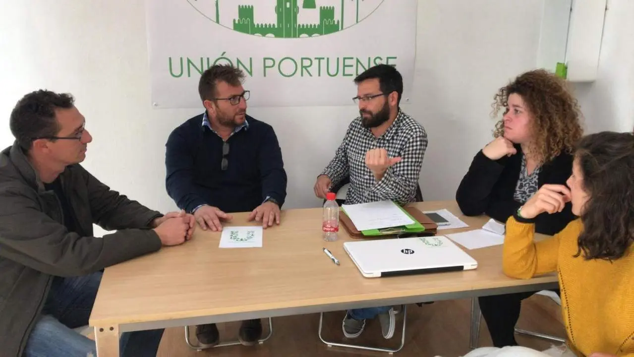 Botella con trabajadores de la EDAR. - AI