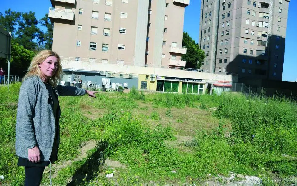 Esperanza, gerente de la peluquer&iacute;a y el centro de est&eacute;tica 30 minutos, se&ntilde;ala el solar - Cristo Garc&iacute;a