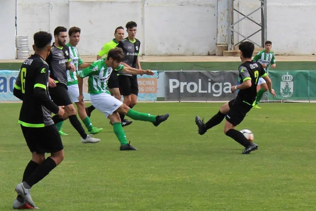 Un ataque del equipo juvenil A del Atl&eacute;tico Sanluque&ntilde;o - Ra&uacute;l J. Bustillos