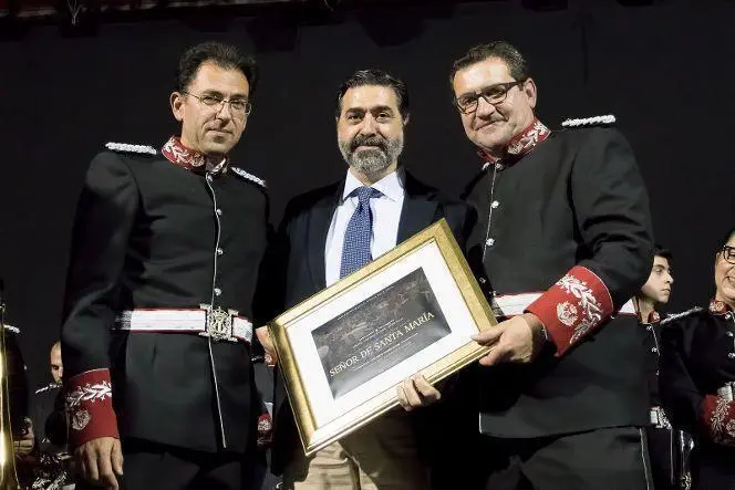 Con la agrupaci&oacute;n musical. - Viva