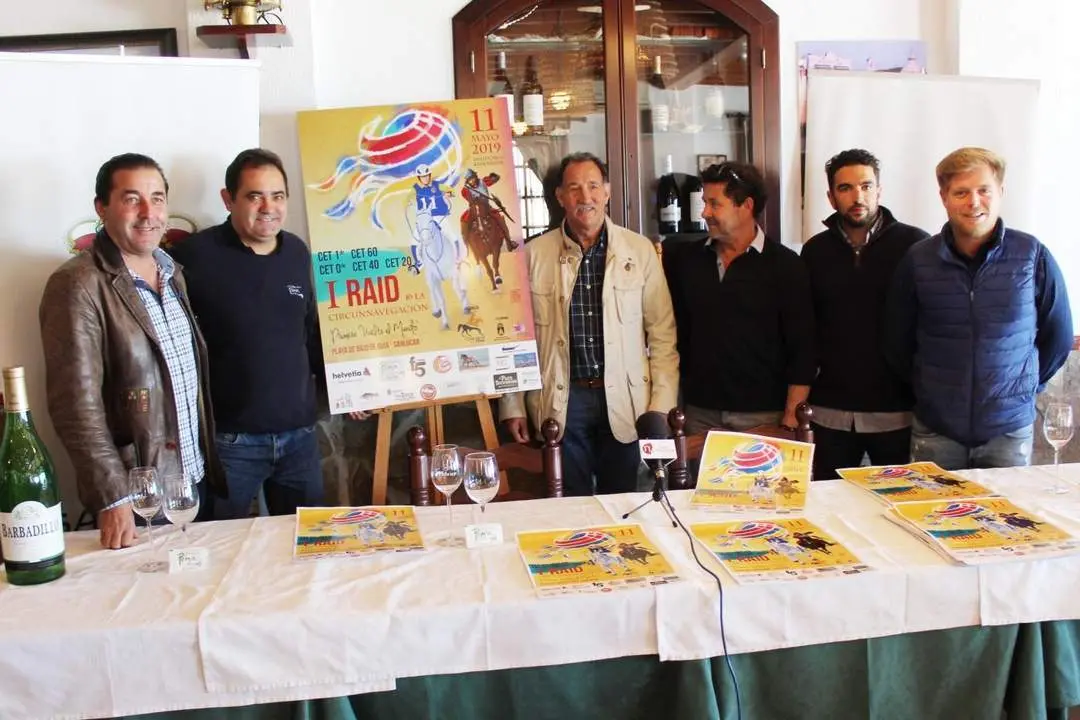 Un momento de la presentaci&oacute;n con varios colaboradores - Ra&uacute;l J. Bustillos