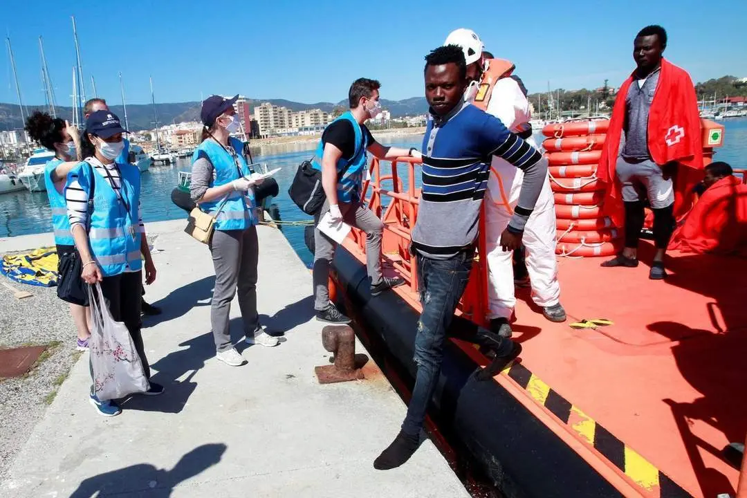 Un inmigrante desciende de la embarcaci&oacute;n de Salvamento Mar&iacute;timo este domingo en Algeciras. - A. Carrasco Ragel/EFE