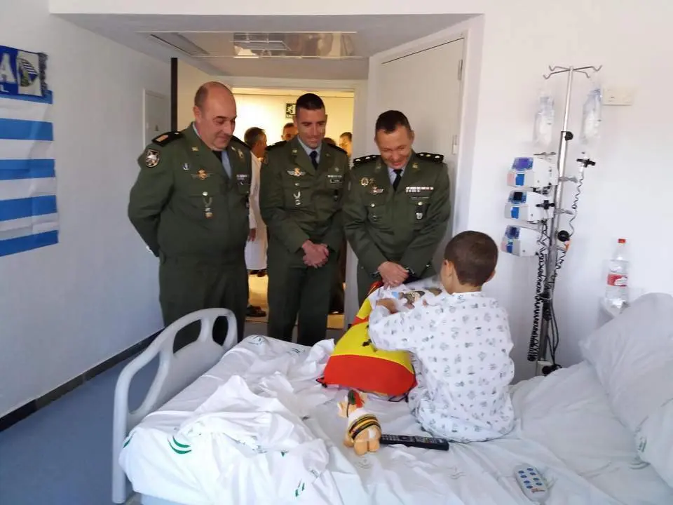 La Brigada Paracaidista y Fusionadas visita a los peque&ntilde;os del Materno