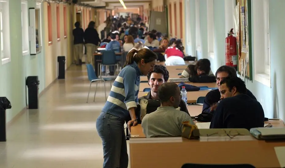 Estudiantes en los pasillos de una universidad andaluza. - Junta