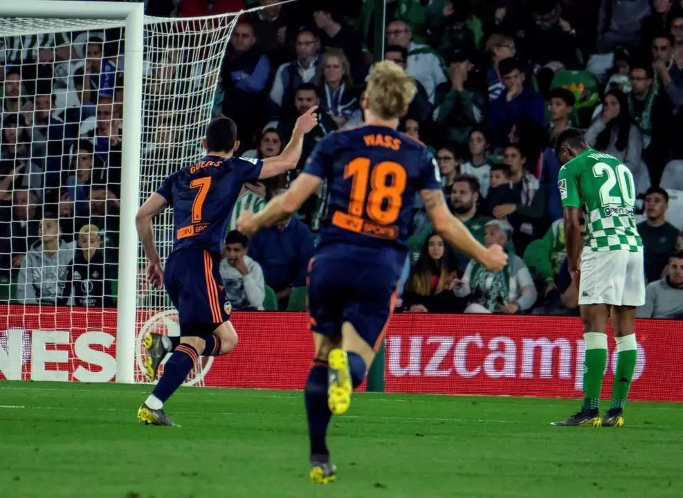 El Betis pasa de luchar por todo a ponerlo todo en peligro (1-2)