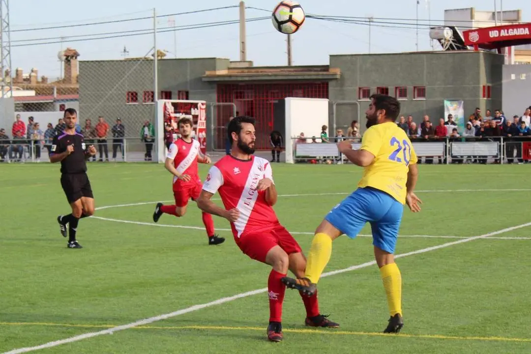 Jos&eacute; Antonio intenta controlar el bal&oacute;n ante un jugador del Rivera ante la presencia de Gallero - Ra&uacute;l J. Bustillos