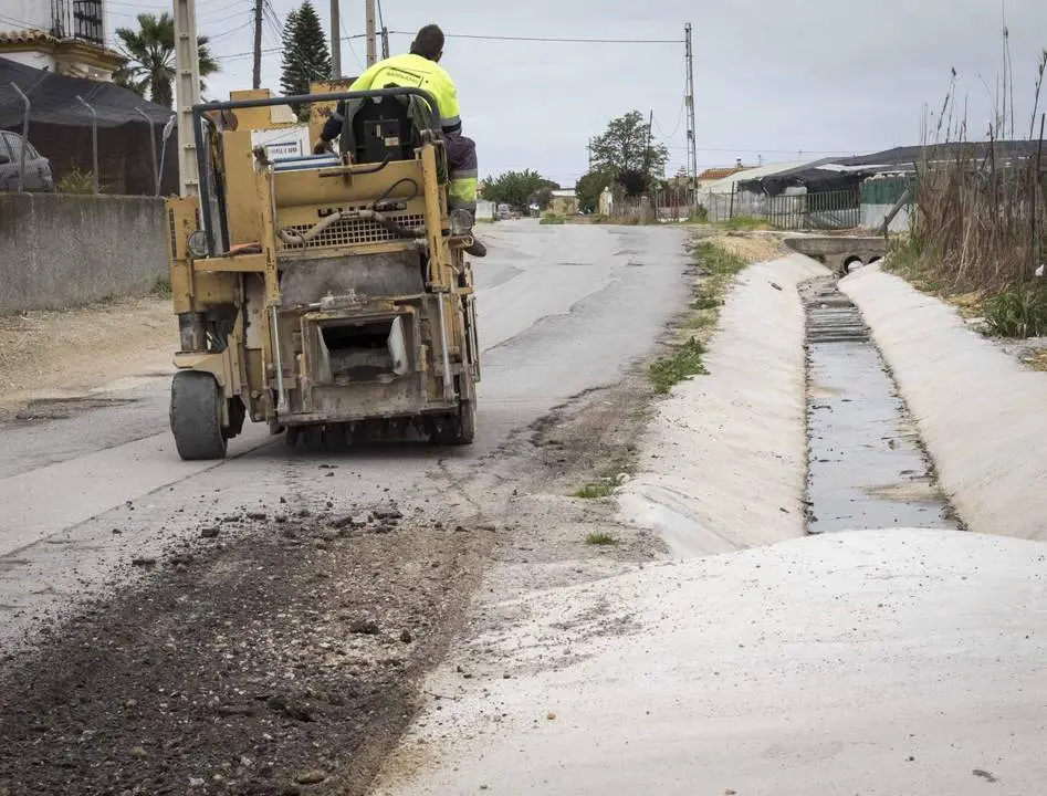 Labores de asfaltado en el Camino del Simpecado. - Informaci&oacute;n.