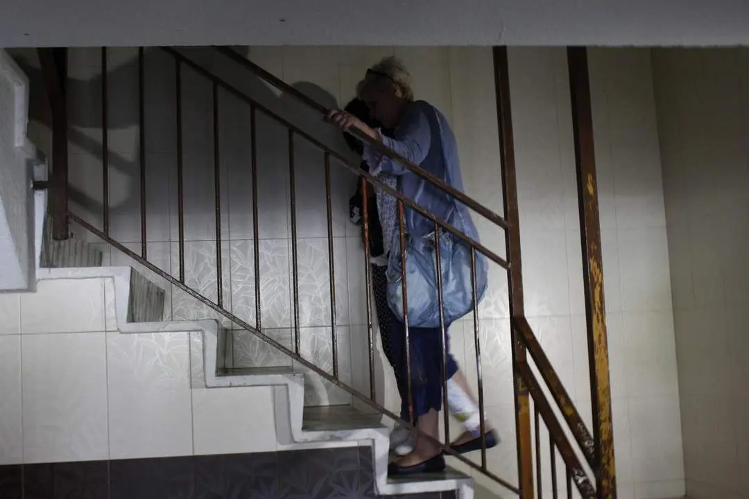 Una vecina con problemas en una pierna subiendo las escaleras estos d&iacute;as atr&aacute;s.  - Antonio Alejandro.