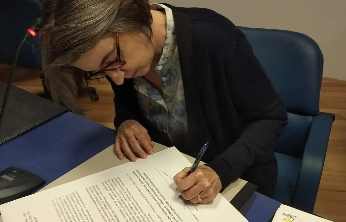 Fiona Irving Donovan firma el manifiesto. - VH