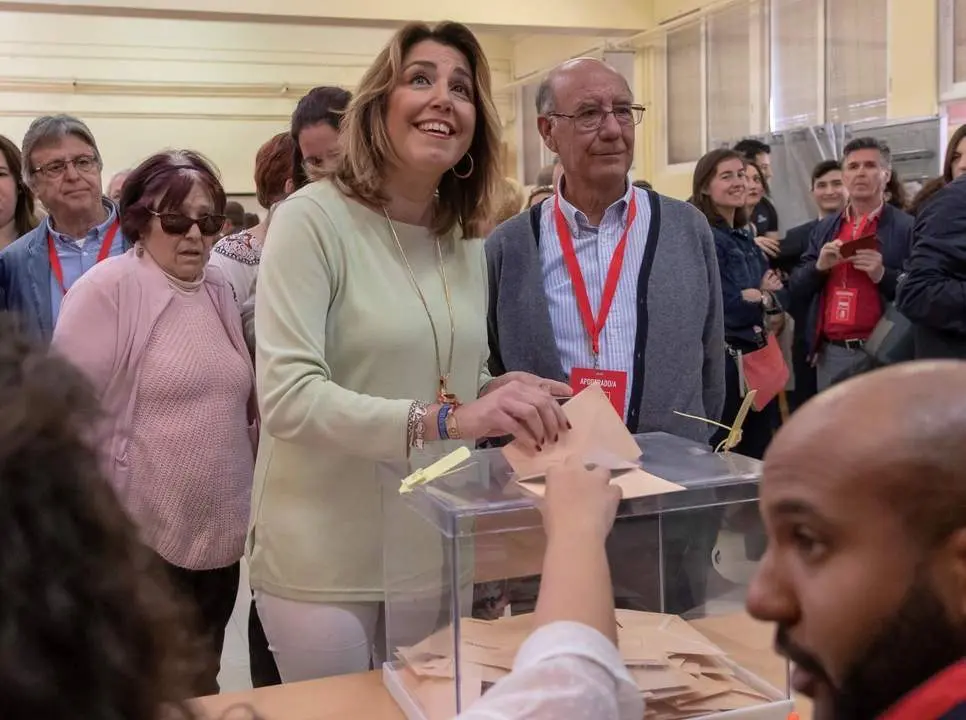 Susana D&iacute;az vot&oacute; en un colegio electoral de Triana, en Sevilla.