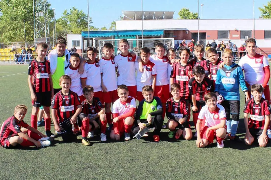 Los dos equipos posando juntos tras el partido - Ra&uacute;l J. Bustillos