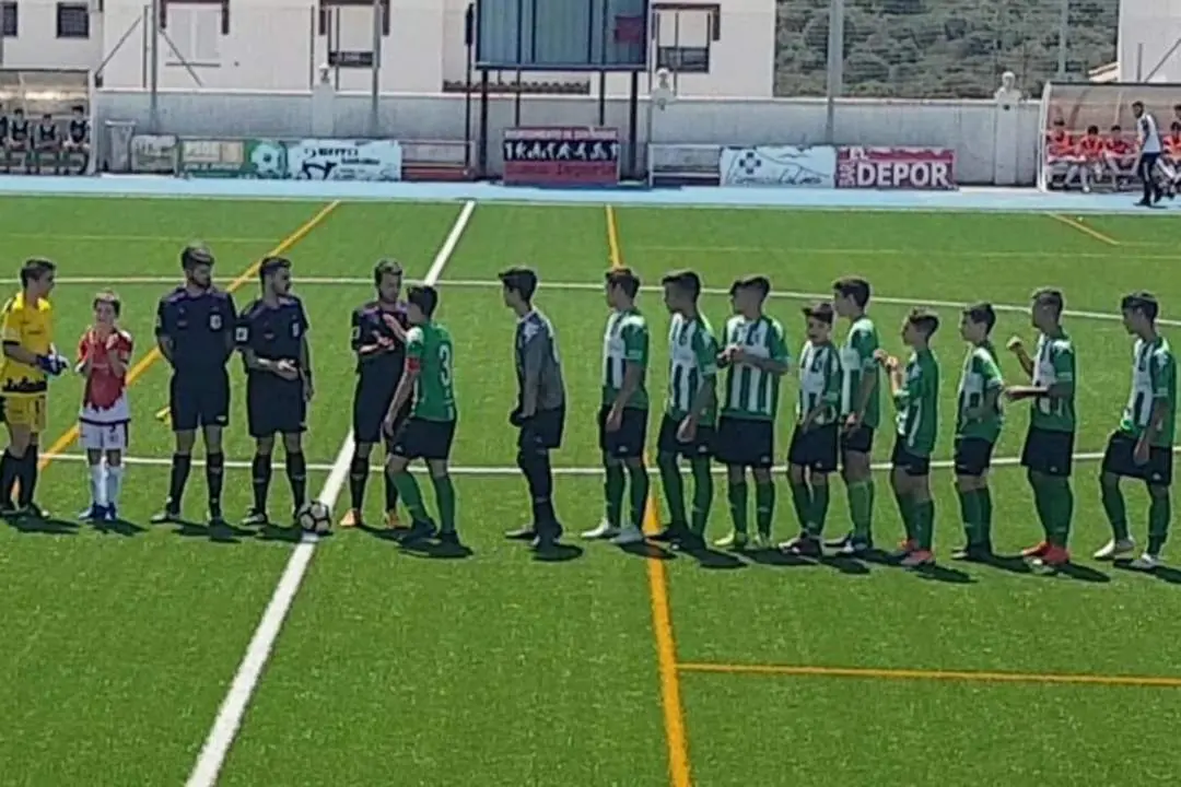El equiipo infantil A del Atl&eacute;tico Sanluque&ntilde;o antes de empezar el partido - A. I.
