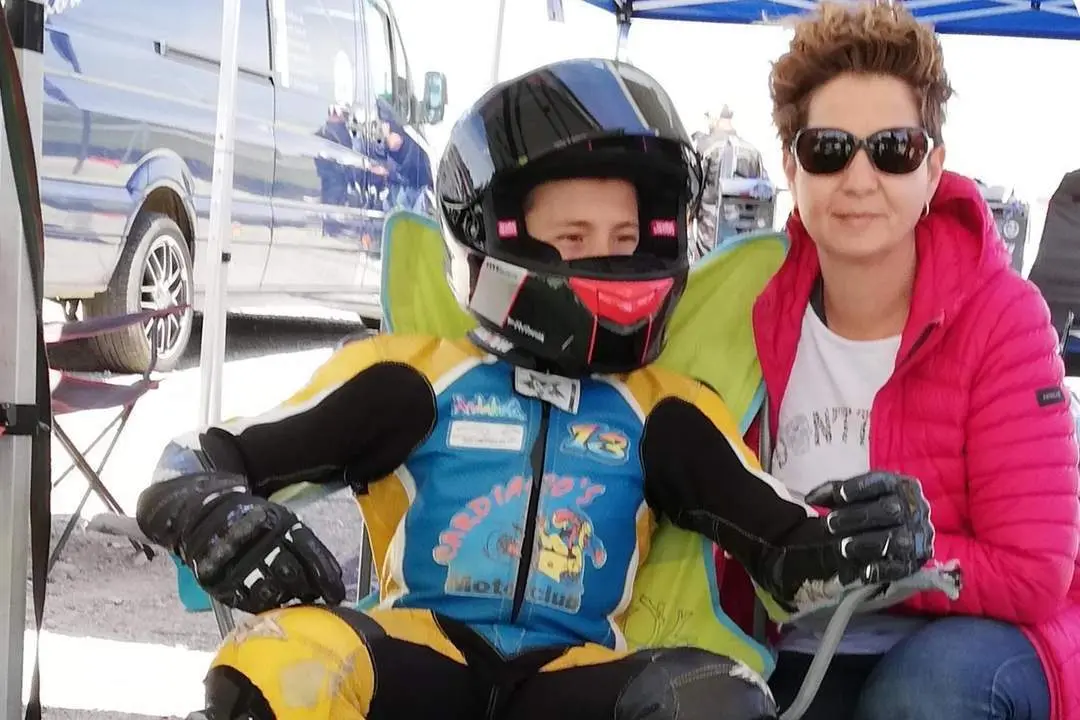 Iv&aacute;n Fern&aacute;ndez con su madre, Yolanda, en el Circuito de Campillo - A. I.