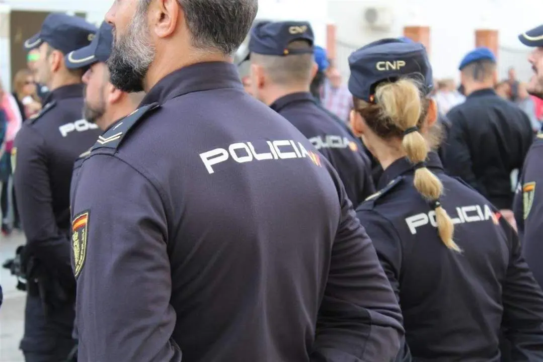 Polic&iacute;a nacional. - EP