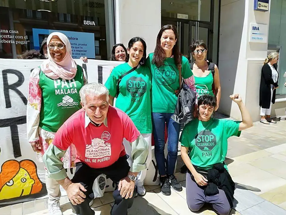 Miembros de la Pah junto a Saray enfrente de una sucursal del banco BBVA. - pah