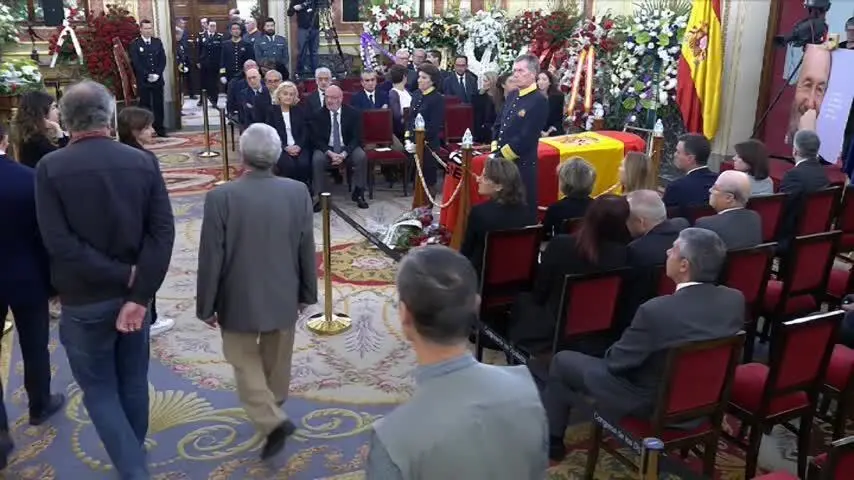 Los reyes em&eacute;ritos visitan la capilla ardiente de Rubalcaba