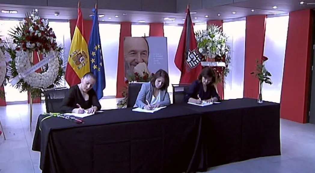 Firmas en libro de condolencias. - Europa Press