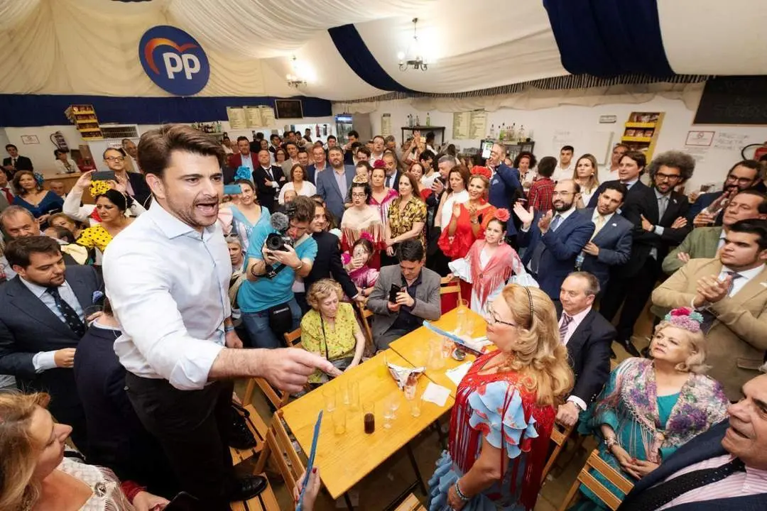 Beltr&aacute;n en la caseta del PP, inaugurando la campa&ntilde;a electoral. - Efe