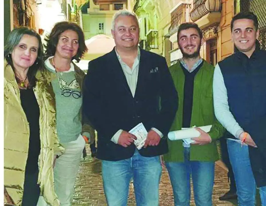 Villero con parte de su equipo. - JR