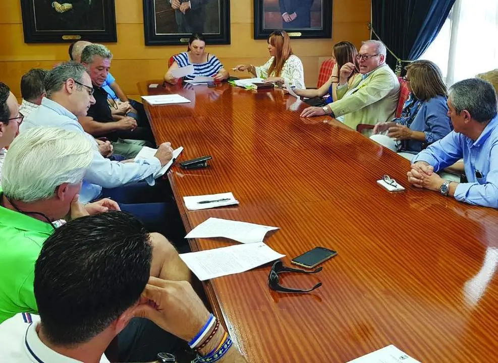 Reuni&oacute;n con los vecinos de la zona conocida como 'Campo de Golf'. - ROHU