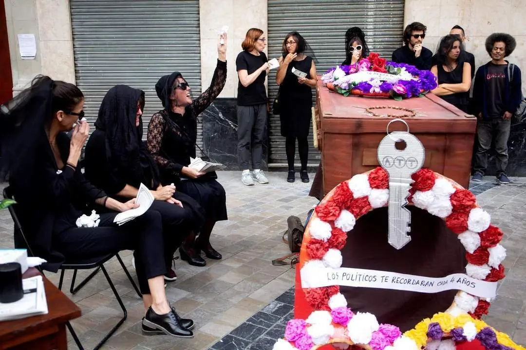 Acto simb&oacute;lico para denunciar el abandono de vecinos de sus casa por las viviendas tur&iacute;sticas. - EFE