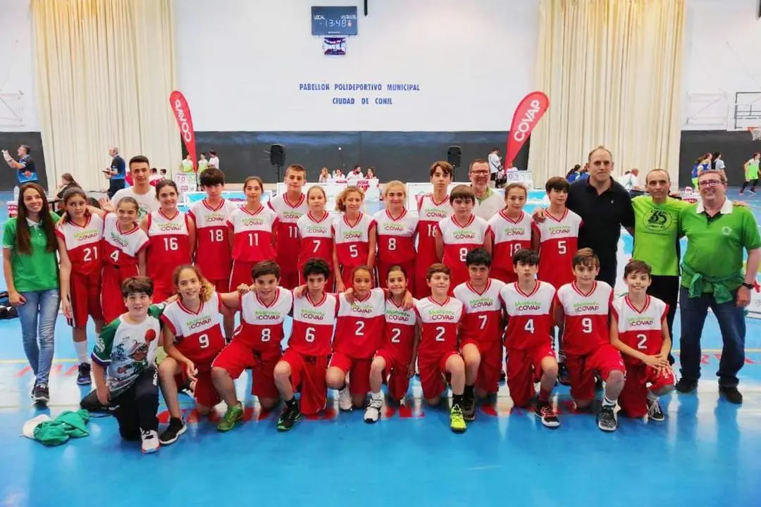 El equipo minibasket masculino y el femenino del Adesa 80 en Conil - A. I.