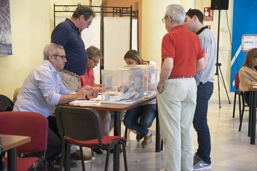 Votantes en un colegio de la capital onubense. - CARMEN BARAHONA