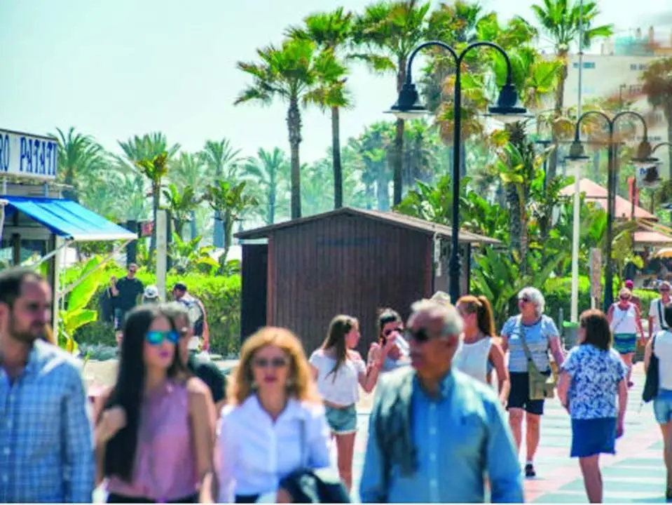 Vecinos y visitantes pasean por La Carihuela. - ROHU
